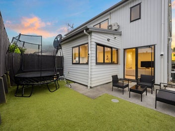 Freehold Living with Park Views & City Access