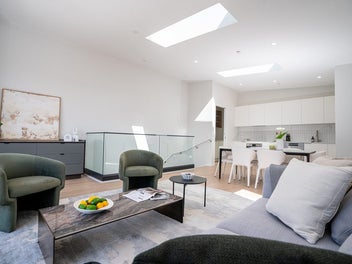 BRAND NEW LIVING WITH SPECTACULAR CITY VIEWS