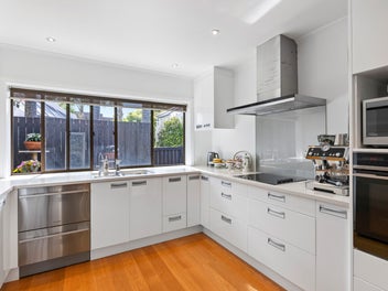 EASY CARE LIVING IN THE BAYS
