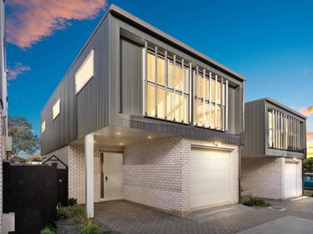 Freestanding Charm | Walk to BBI & Macleans