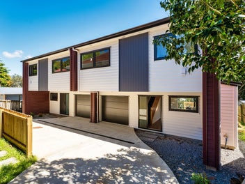 Freehold Duplex , Ensuite on Ground Floor