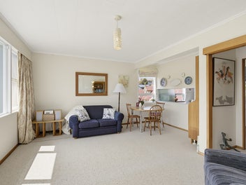 Easy Care Living in Prime Karori Location!
