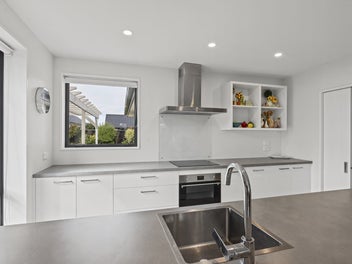 Immaculate Living in The Oaks