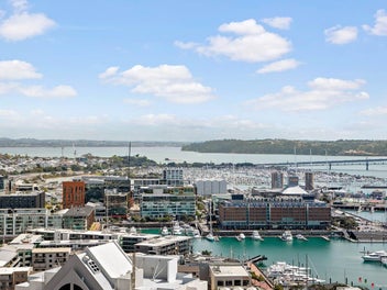 Spacious, Stylish & Spectacular Harbour Views