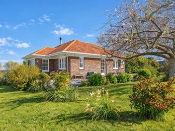 RURAL CHARM - PEACEFUL & PRIVATE ON 2.7 HA