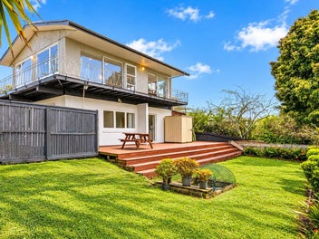 Granny Potential- Walk to Lynfield College & Shops