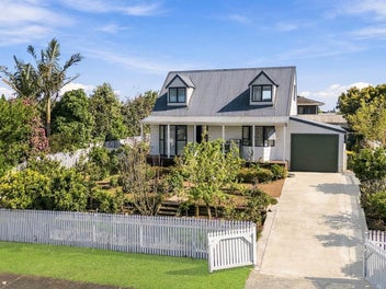 Coastal Living with Plenty of Potential