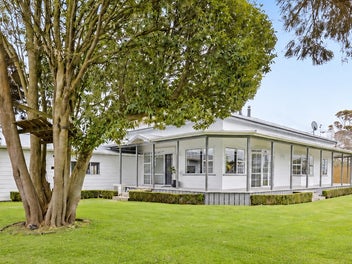 GARAGING, SPACE AND STYLE - THE COMPLETE PACKAGE