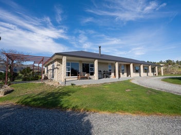Lifestyle living with stunning Clutha River views