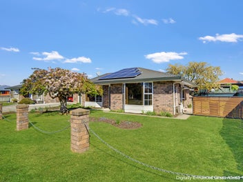 Sun-Drenched, Low-Maintenance Living!
