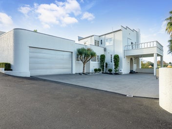 Luxurious 4-Bedroom Home with High Ceilings and Ro