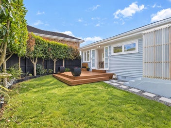 Classic Weatherboard Charm with Mountain Views