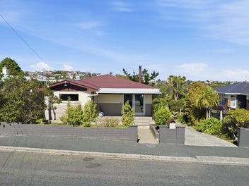 Solid Brick Living in Sought After Waverley