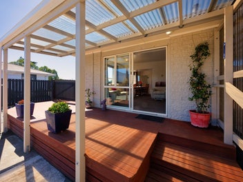 * UNDER OFFER * Move In, Unpack and Relax