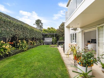 Freehold Title, Triple Garage, Lift & Boat Parking
