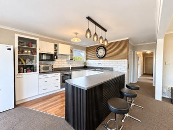 Handyman's Delight - Big Land, Big Potential!