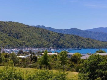 Waikawa retreat with water views