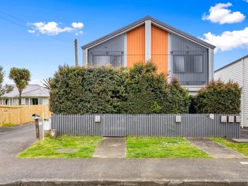 Lovely Gardens! Great Value! Owners Have Bought!