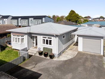 GOLDEN CIRCLE LOCATION - CHARACTER BUNGALOW