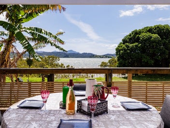 Sea Breeze Cottage in Rawene For Private Sale