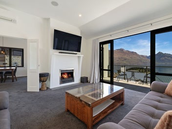 Ultimate Queenstown Lock & Leave