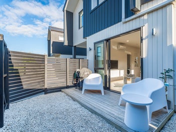Standalone, Freehold, Easy Care