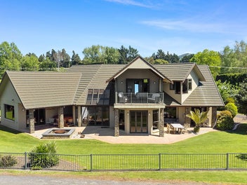 STUNNING LAKE VIEWS AND ROOM FOR THE TOYS!