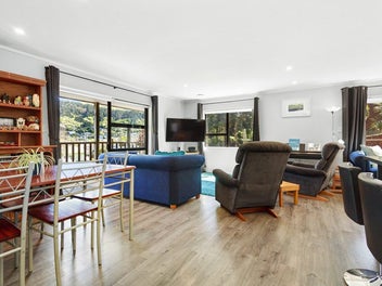 Sunny, Spacious & Handy Location