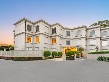 Corner Position + Pet Friendly | Olivia Field