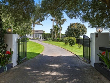 Executive 5 Brm Home + Pool