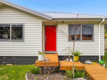 Near new. Modern living. Central convenience.
