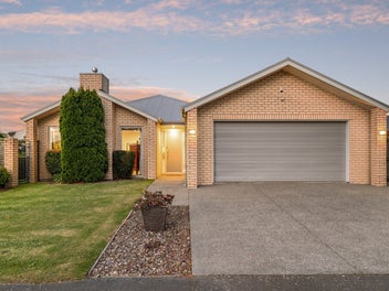 A well-connected Wigram home