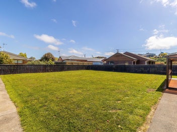 Brand new living – prime position, sun and...