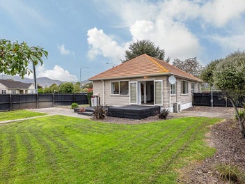 Big Section, Convenient Location, Easy Living!