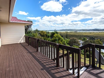 Early Christmas Gem - Location, Views, 4+ Bedrooms