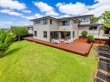 Coastal Sophistication in Macleans College Zone