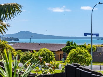 Sea views, single level, brick & tile!