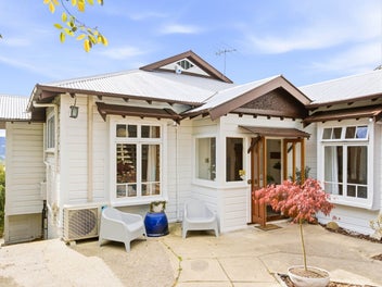 Roslyn retreat with views and sun