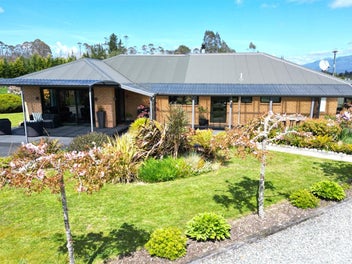 EXCEPTIONAL LIFESTYLE NEAR LAKE BRUNNER