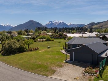 Glenorchy Escape with views across Humboldt Park