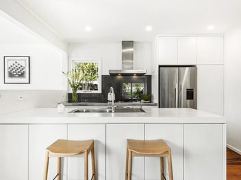 Sunny Titirangi Living With Room To Grow!
