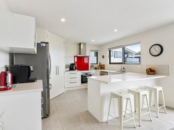 SEA VIEWS & SINGLE-LEVEL COASTAL LIVING