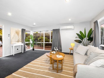 Single level living on prestigious Perry