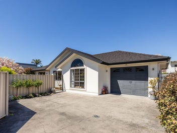 Effortless Living, Prime Location - Freehold