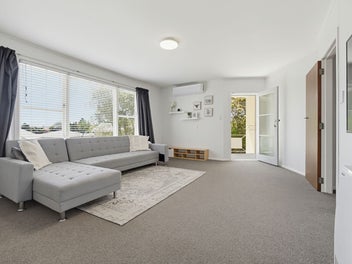 Sunny, Spacious and Zoned for Lynmore Primary!