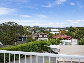 Spacious Family Favourite in Popular Fairway Drive