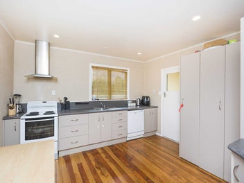 Riverdale Cul-de-sac with amazing opportunity!