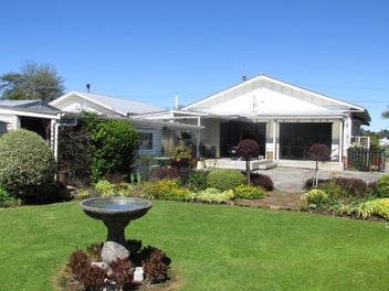 The Kiwi Dream-Space Style Family Living