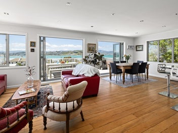 Space, Style & Sea Views in Lyall Bay