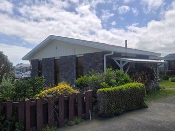 BRICK TOWNHOUSE ON POHUTUKAWA